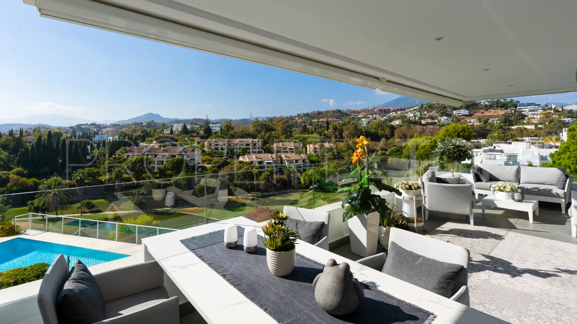 Buy apartment in Benahavis
