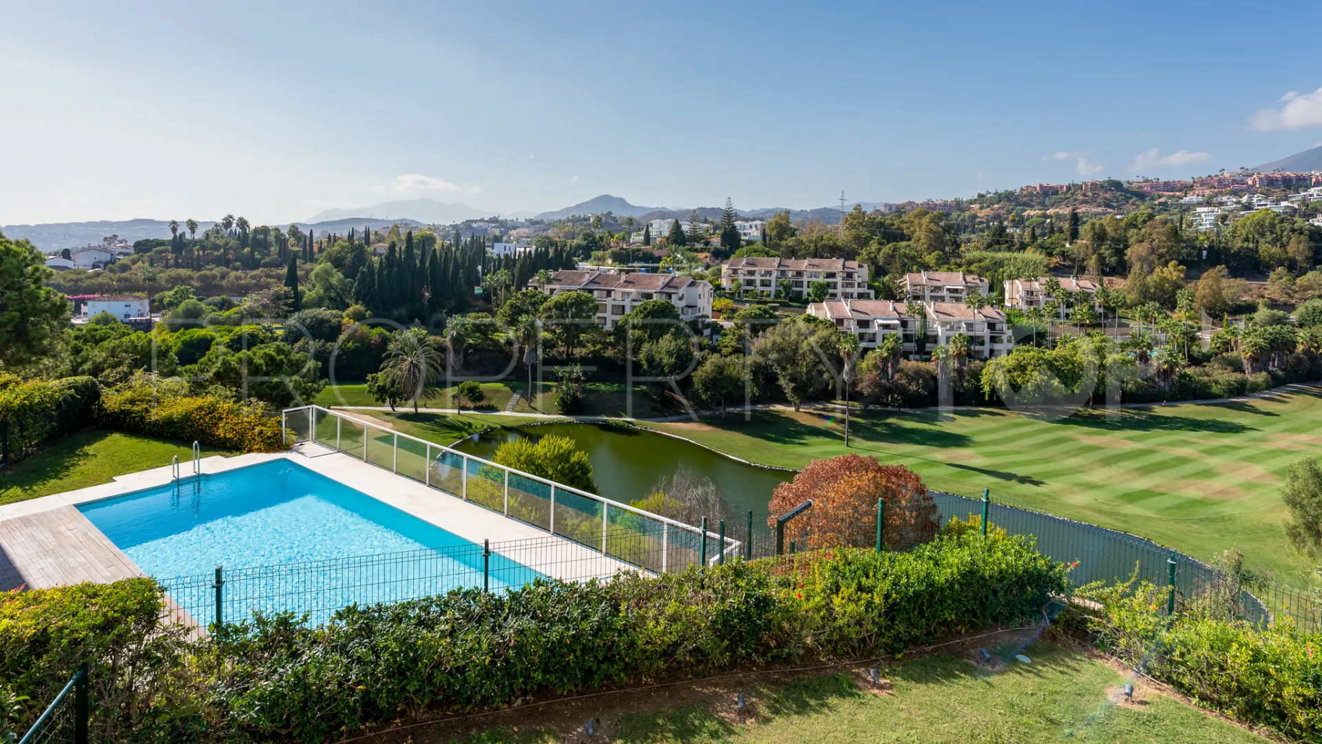 Buy apartment in Benahavis