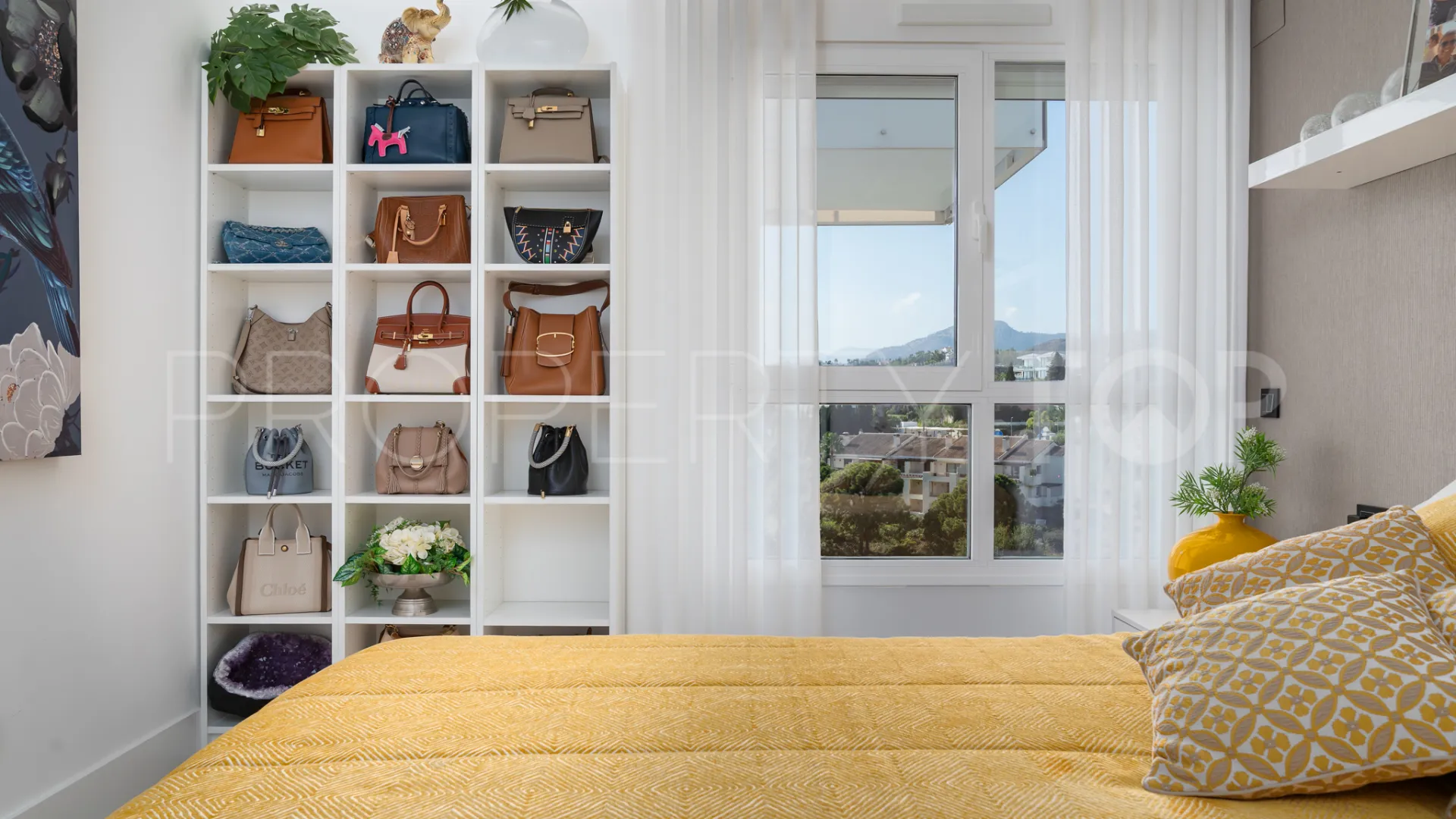 Buy apartment in Benahavis
