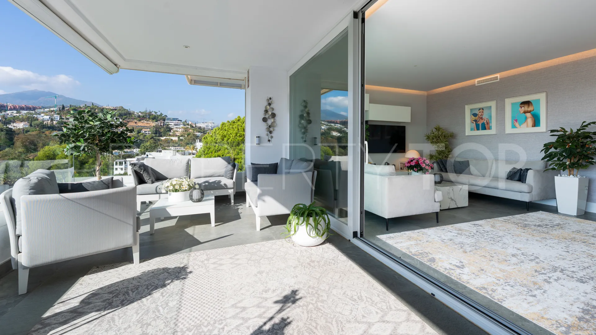 Buy apartment in Benahavis