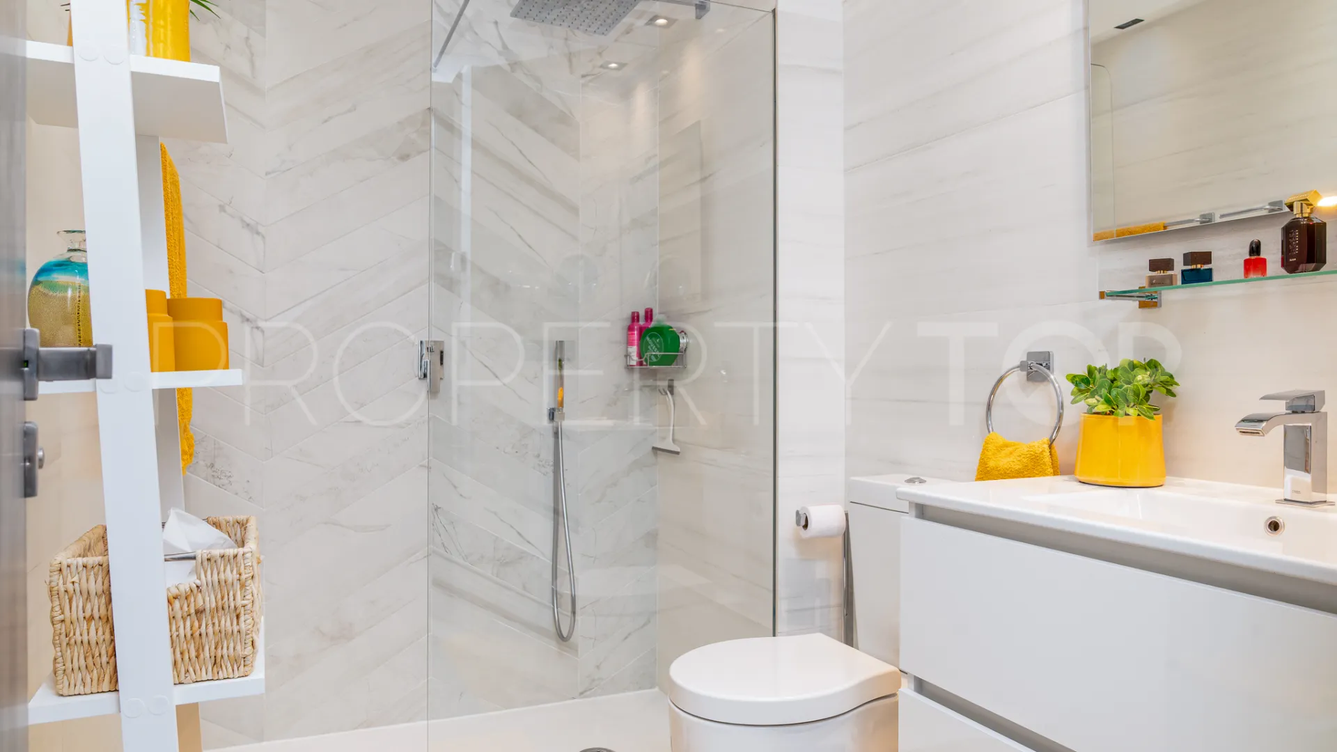 Buy apartment in Benahavis