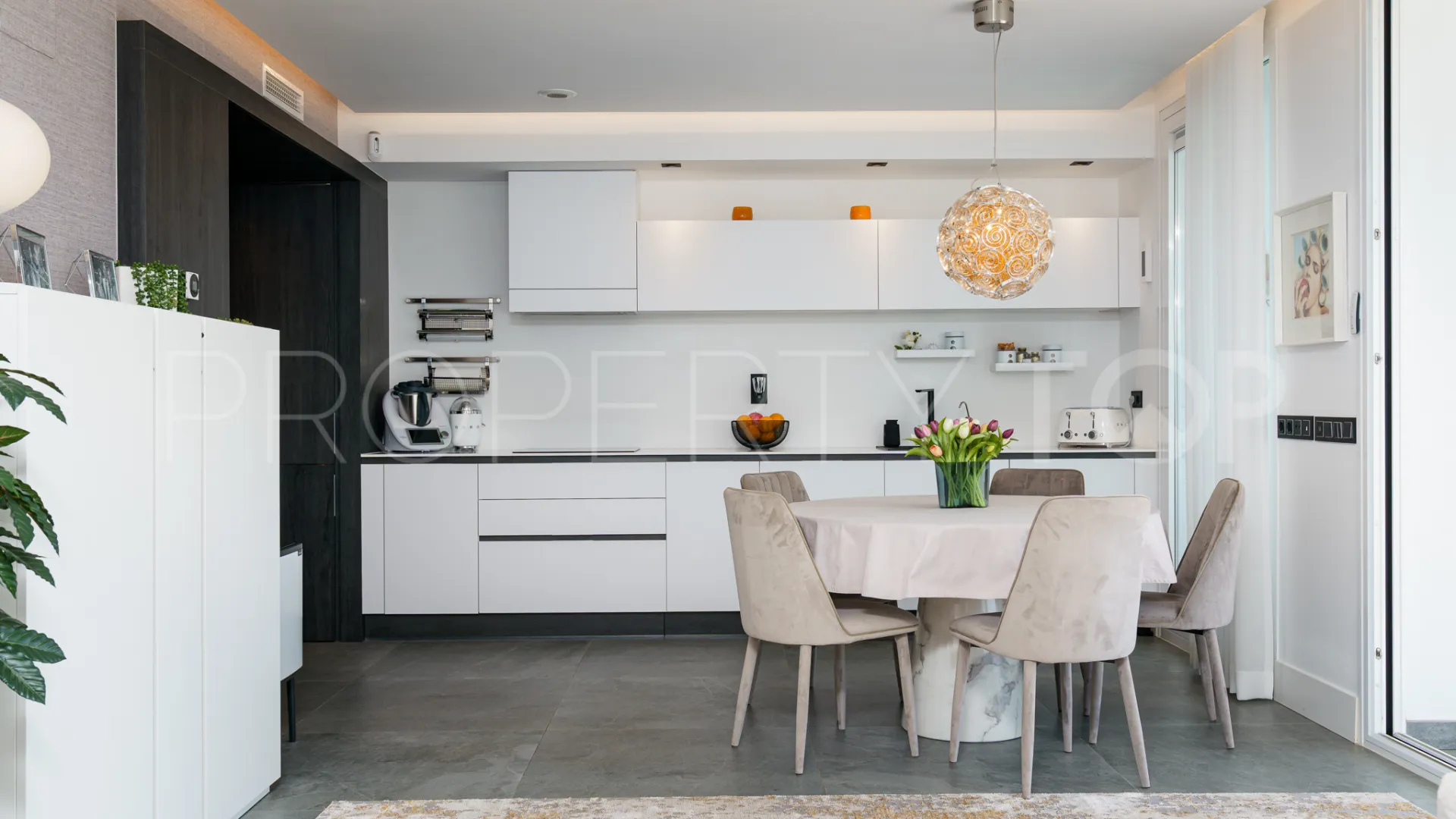 Buy apartment in Benahavis