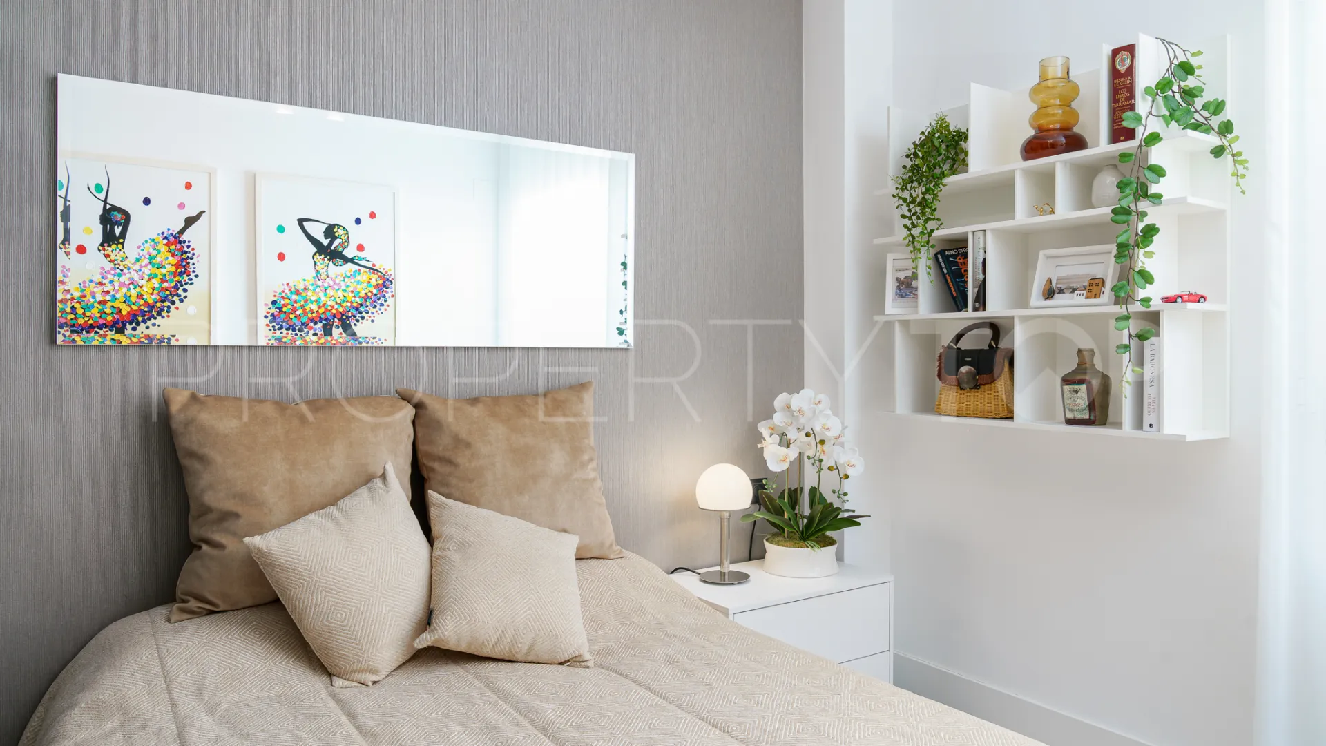 Buy apartment in Benahavis