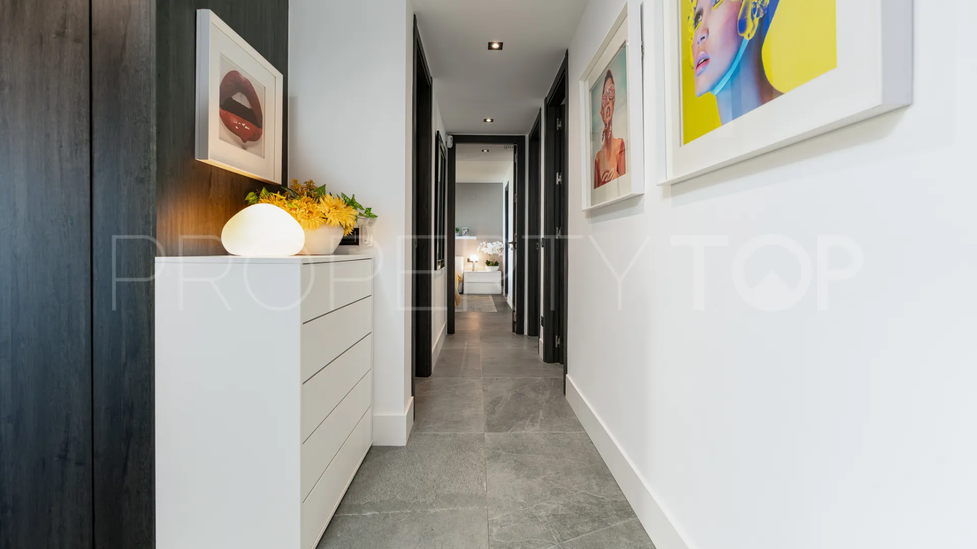 Buy apartment in Benahavis