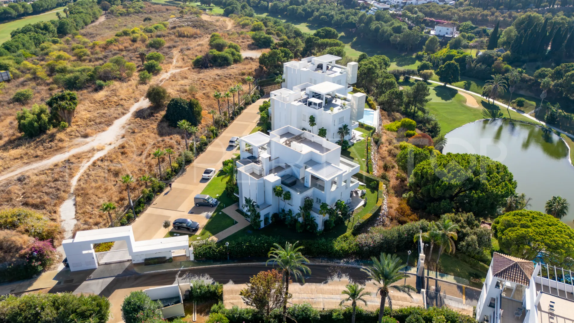 Buy apartment in Benahavis