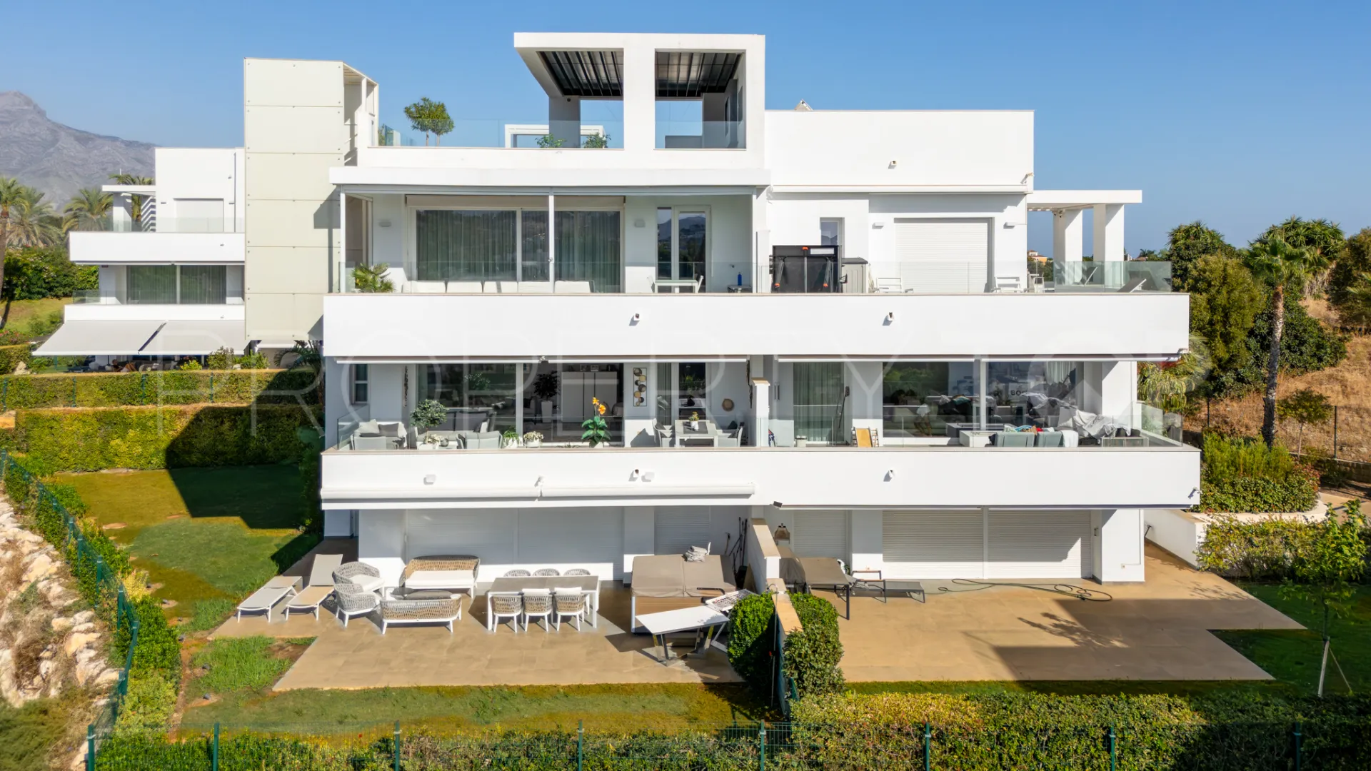 Buy apartment in Benahavis