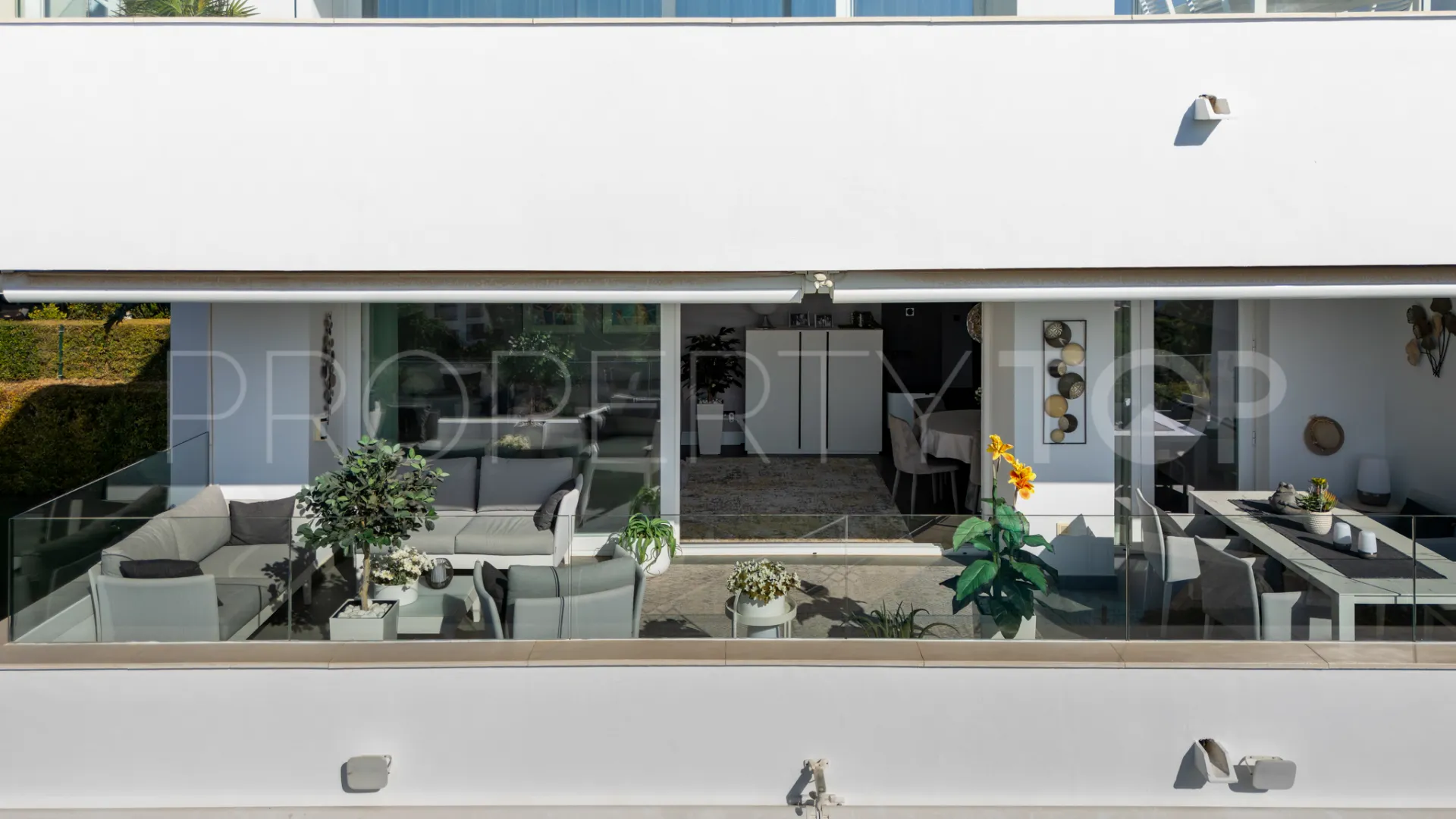Buy apartment in Benahavis