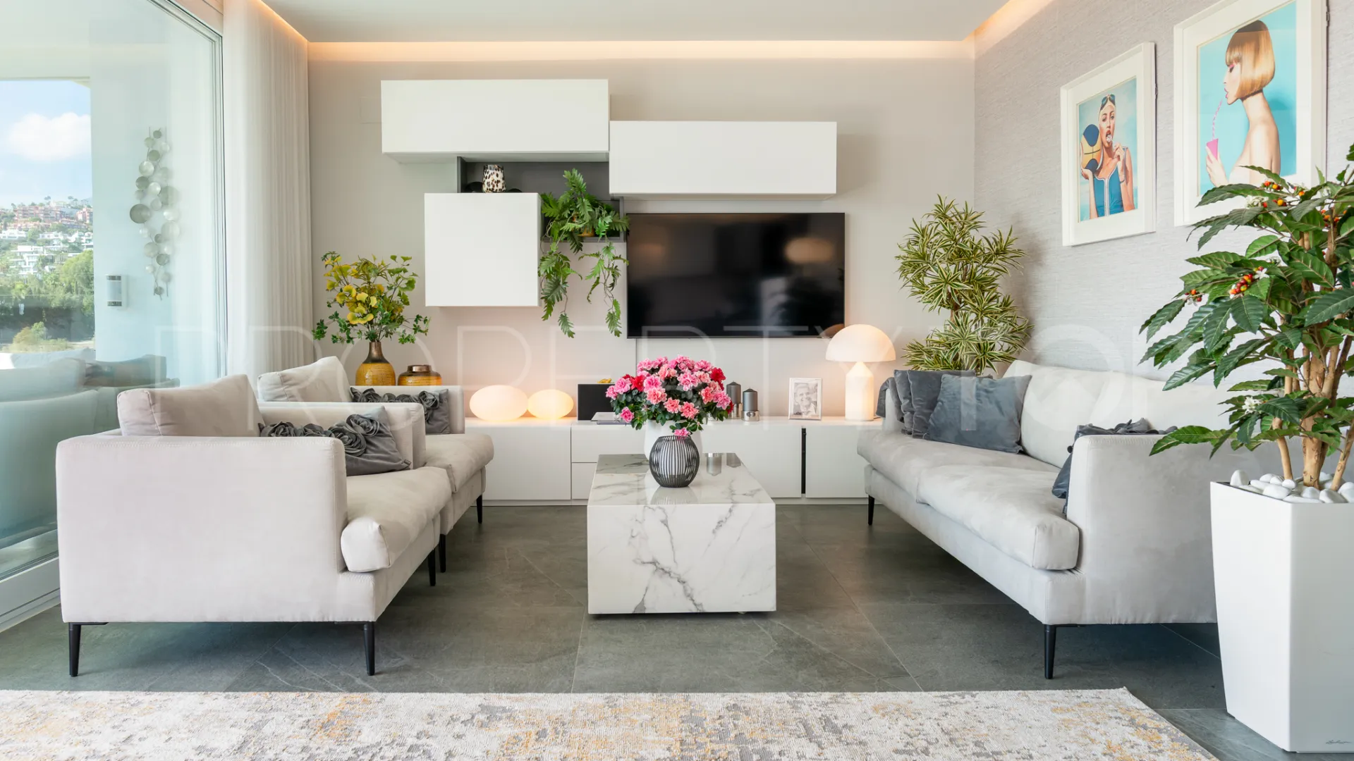 Buy apartment in Benahavis