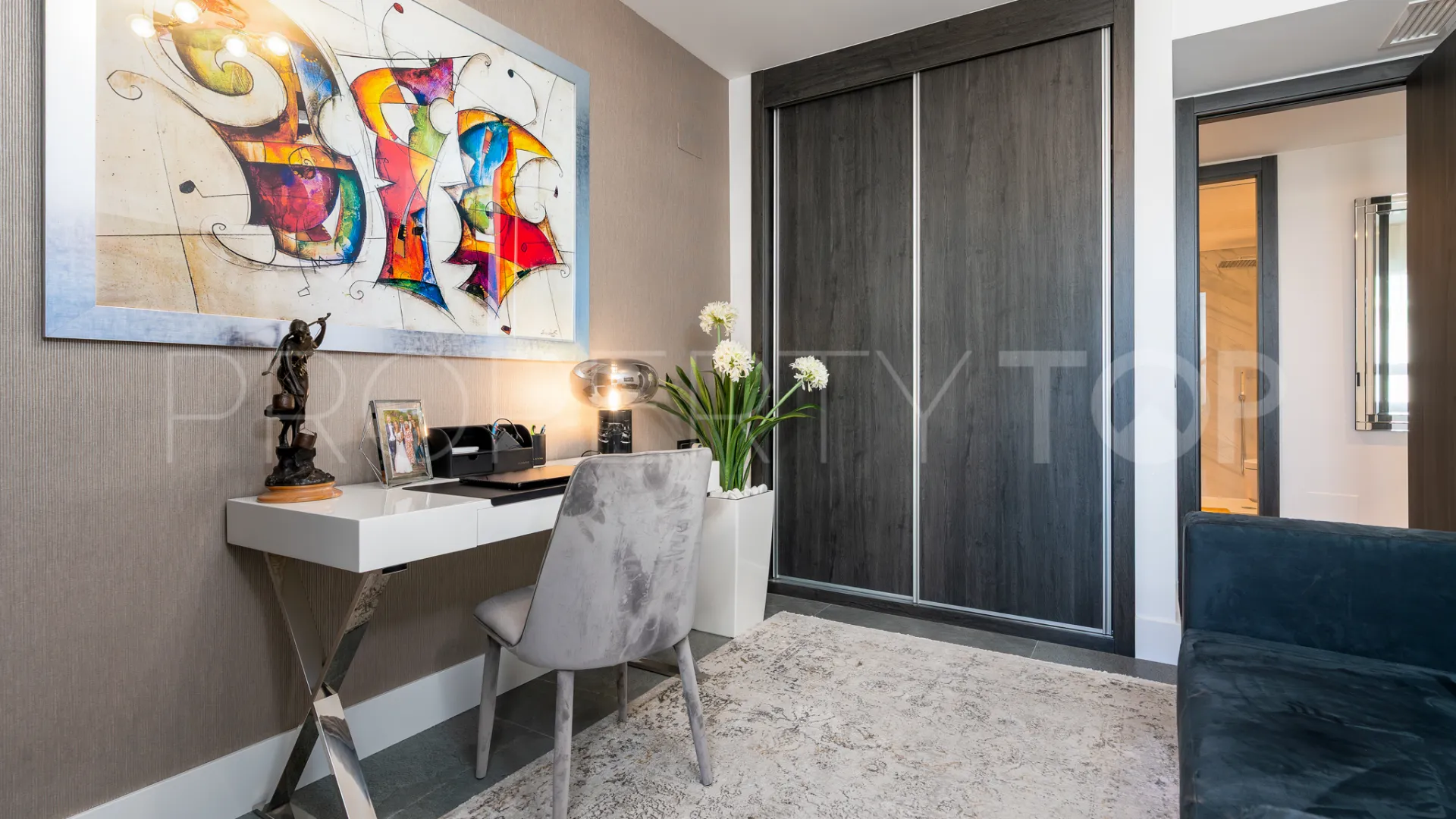 Buy apartment in Benahavis