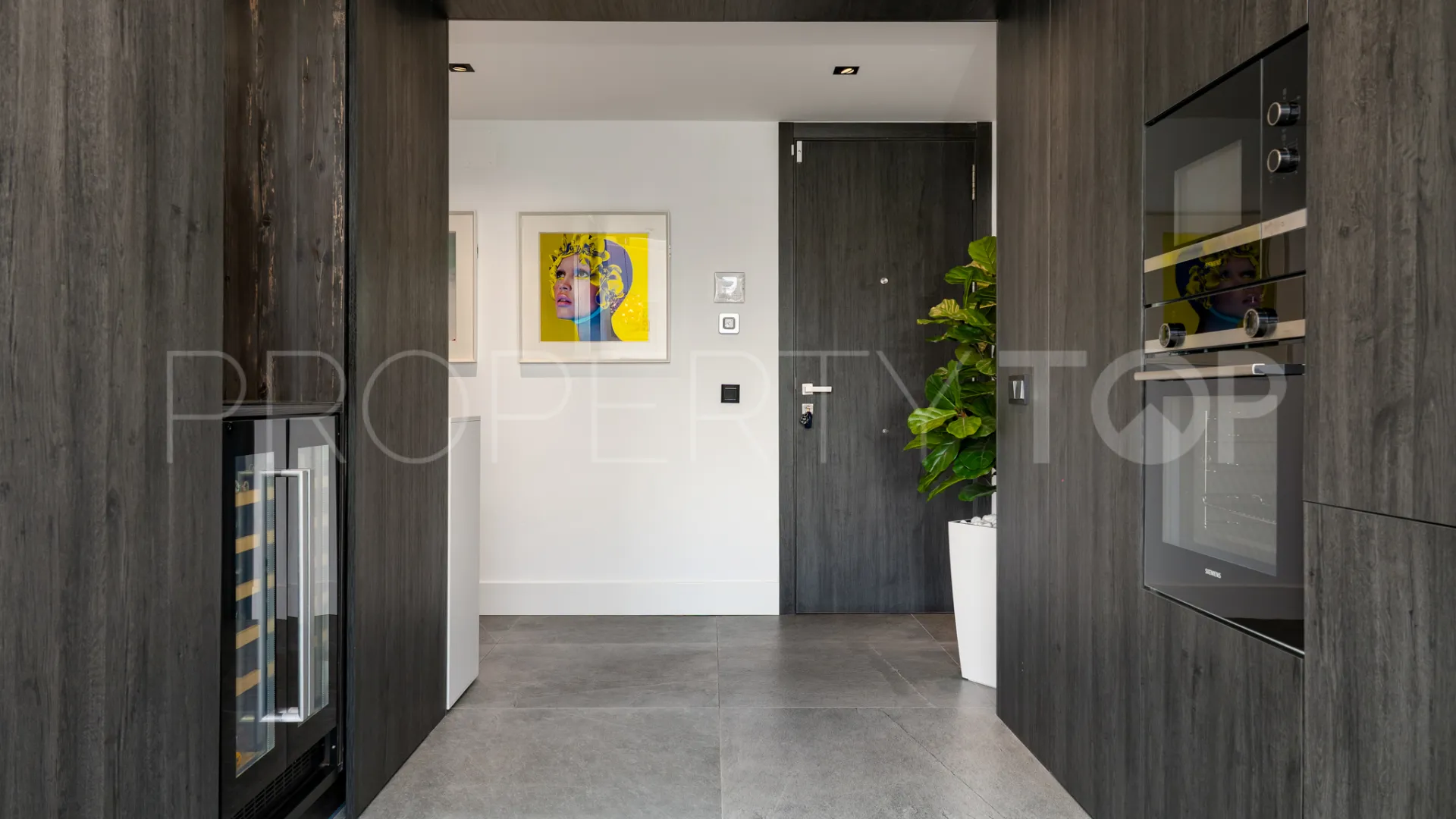 Buy apartment in Benahavis