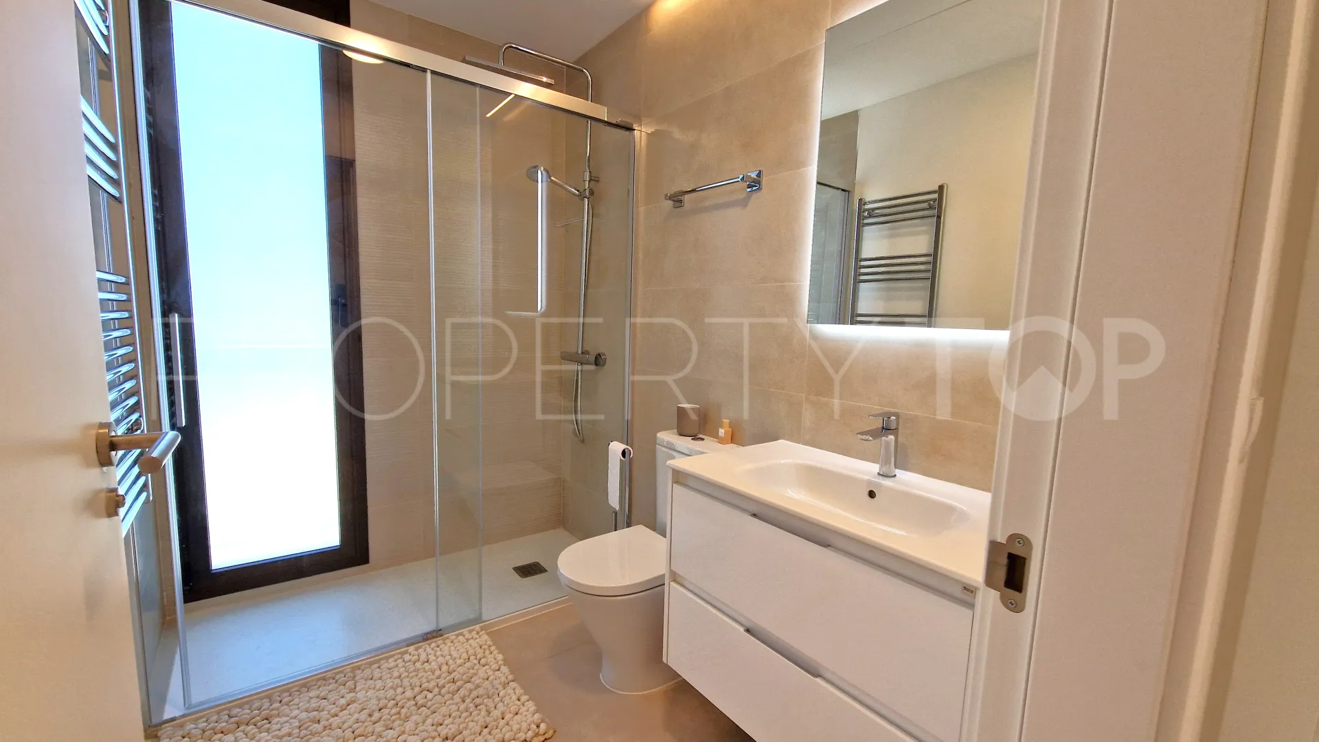 Se vende apartamento planta baja de 3 dormitorios en Camarate Golf