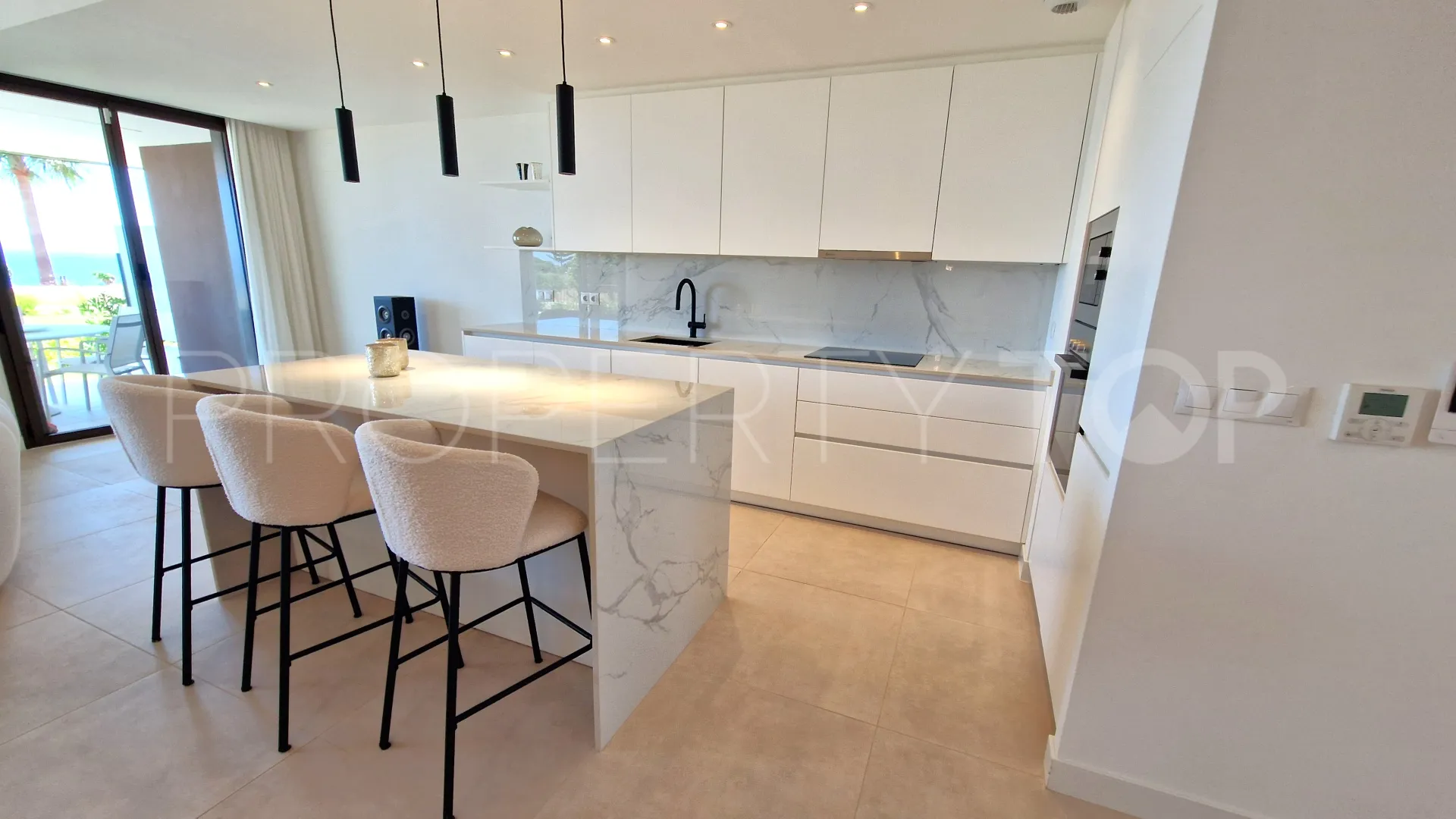 Se vende apartamento planta baja de 3 dormitorios en Camarate Golf