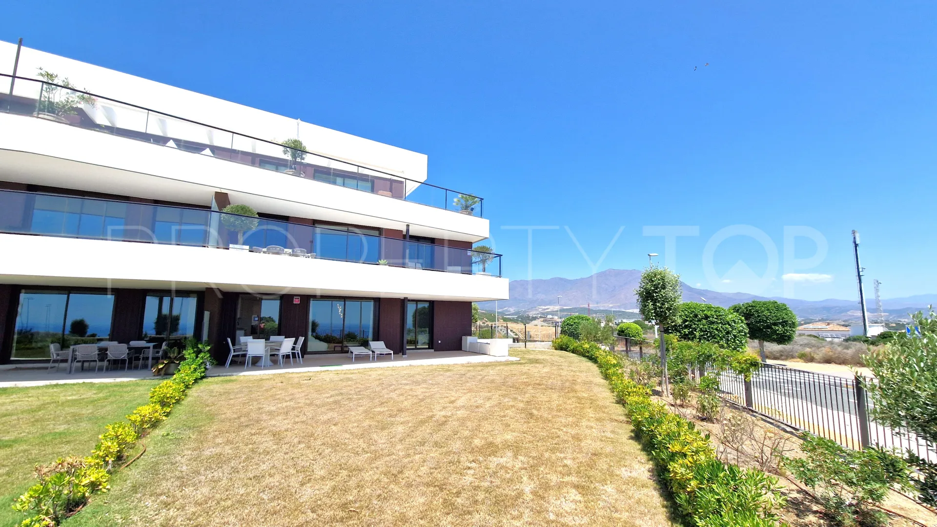 Se vende apartamento planta baja de 3 dormitorios en Camarate Golf