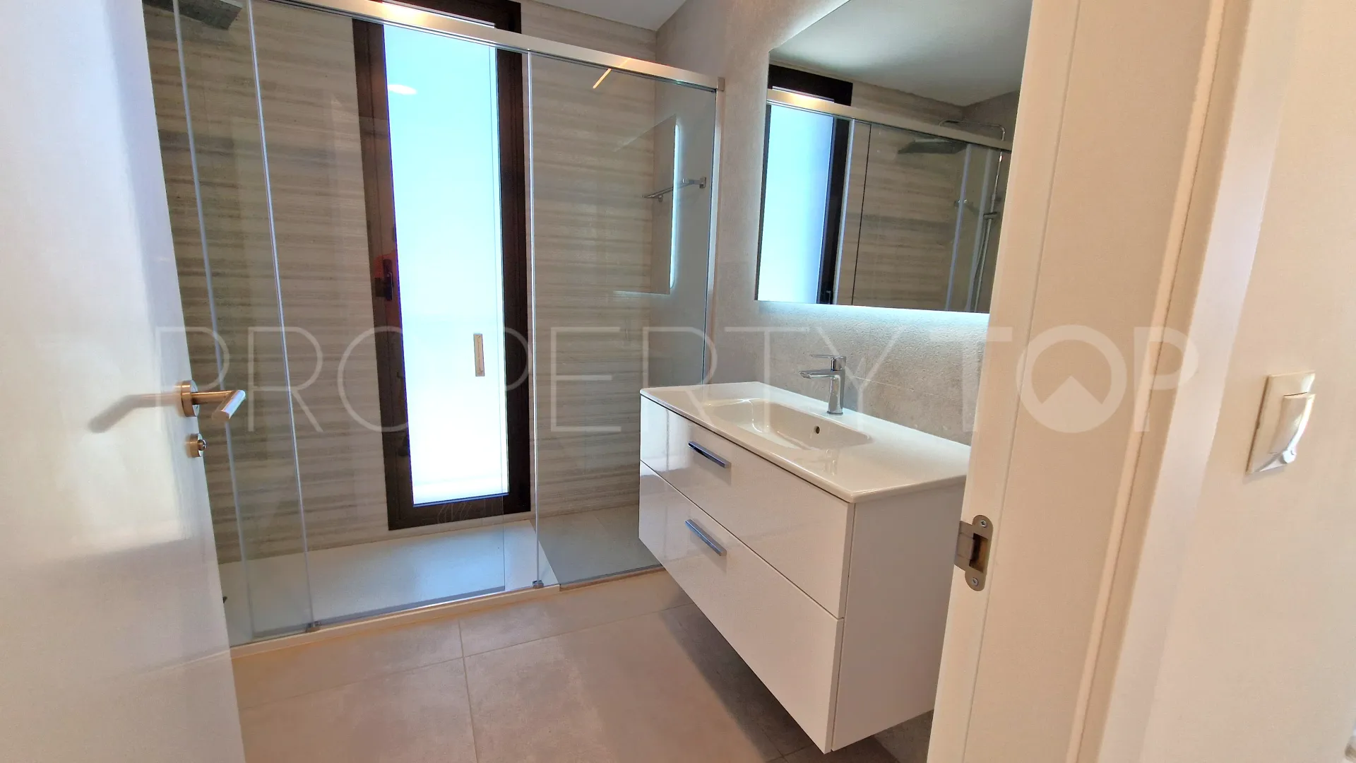 Se vende apartamento planta baja de 3 dormitorios en Camarate Golf