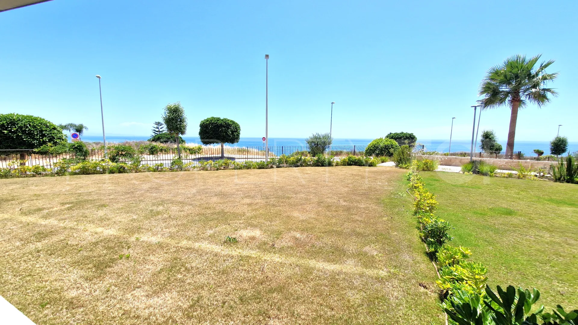Se vende apartamento planta baja de 3 dormitorios en Camarate Golf