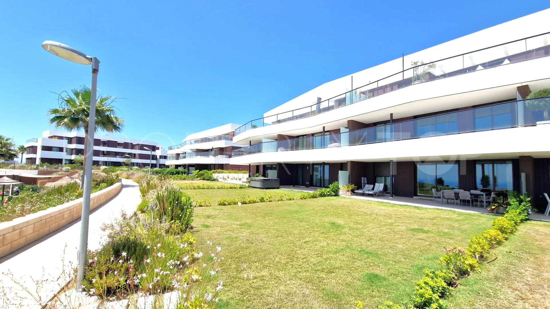 Se vende apartamento planta baja de 3 dormitorios en Camarate Golf