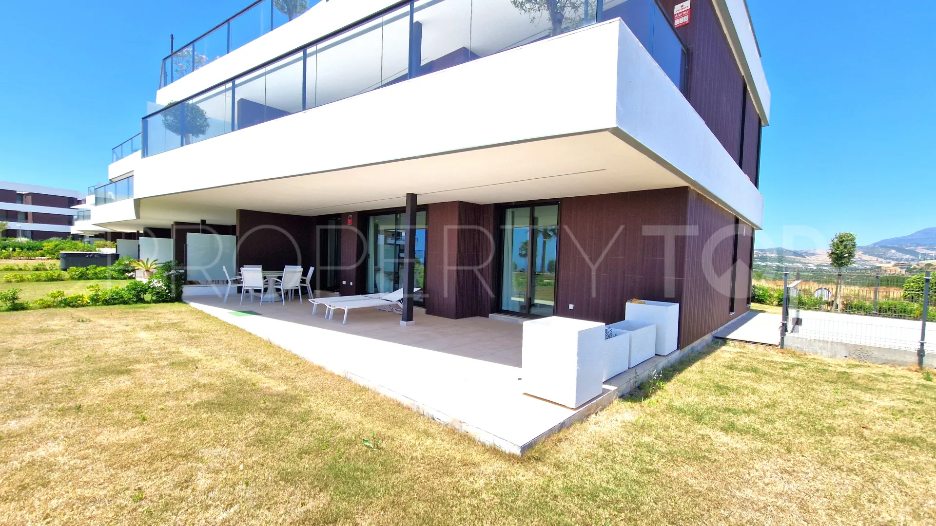 Se vende apartamento planta baja de 3 dormitorios en Camarate Golf