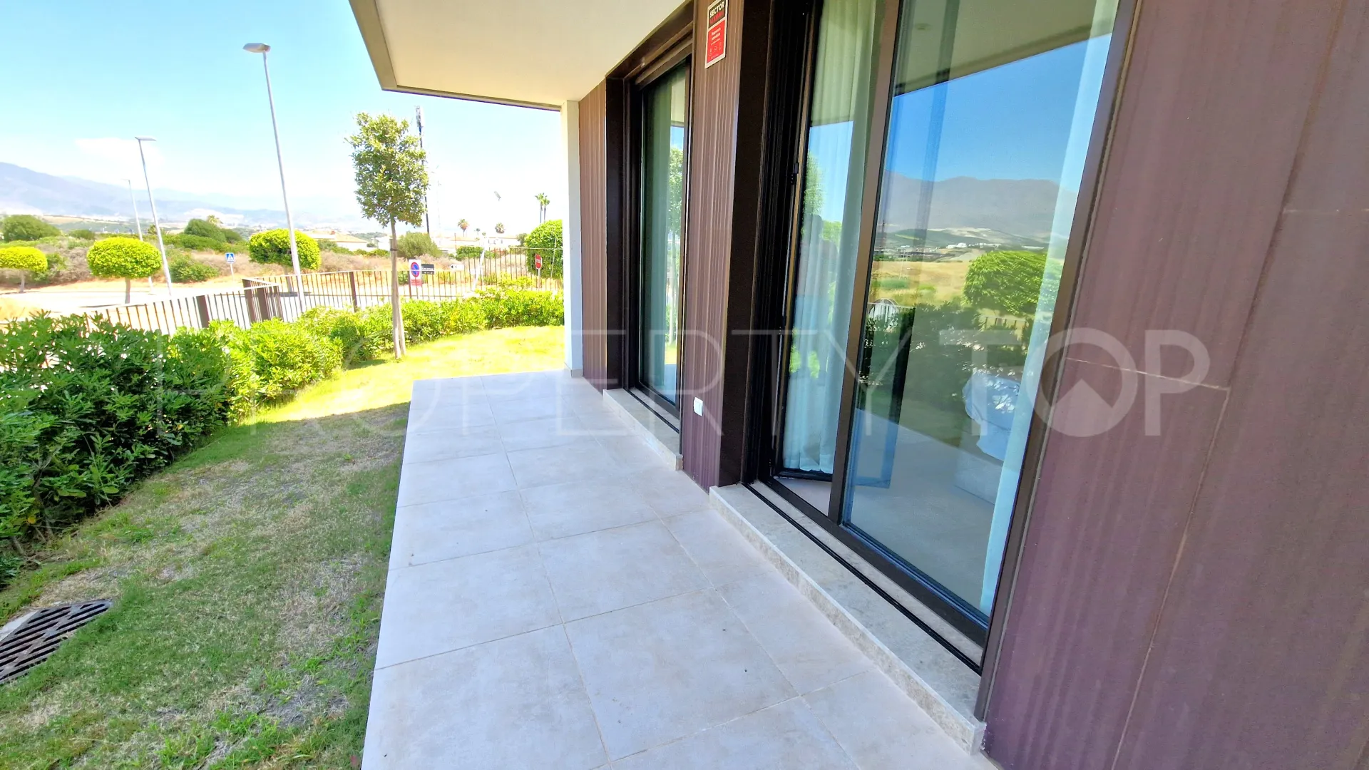 Se vende apartamento planta baja de 3 dormitorios en Camarate Golf