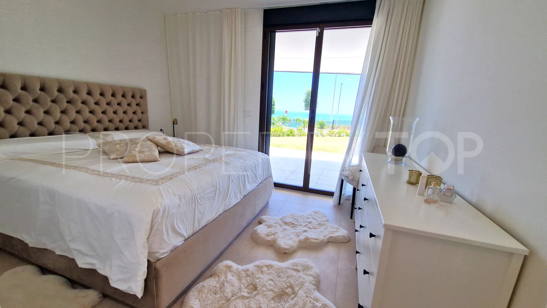 Se vende apartamento planta baja de 3 dormitorios en Camarate Golf