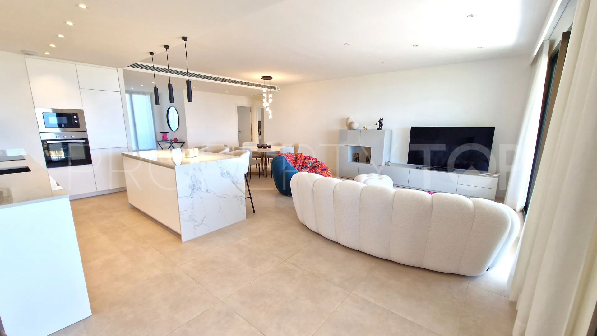 Se vende apartamento planta baja de 3 dormitorios en Camarate Golf