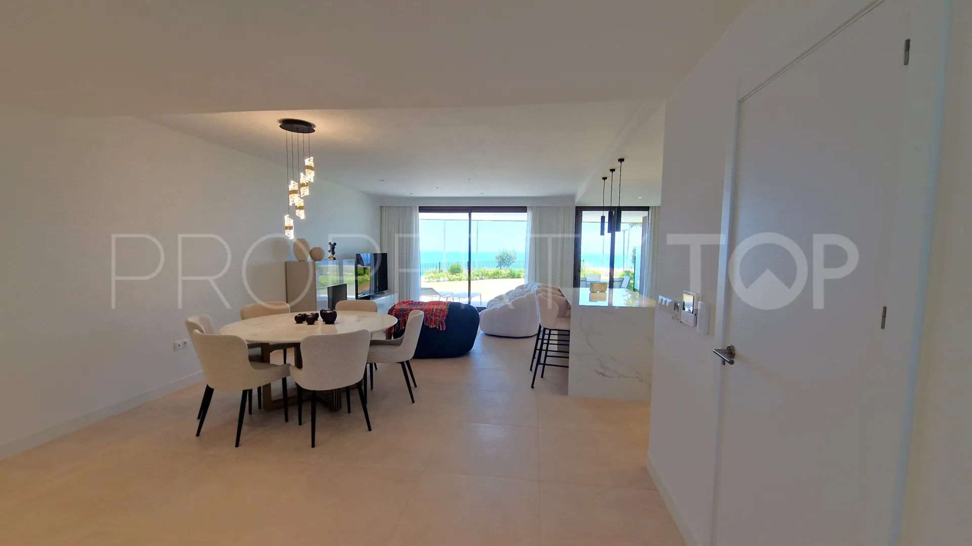 Se vende apartamento planta baja de 3 dormitorios en Camarate Golf