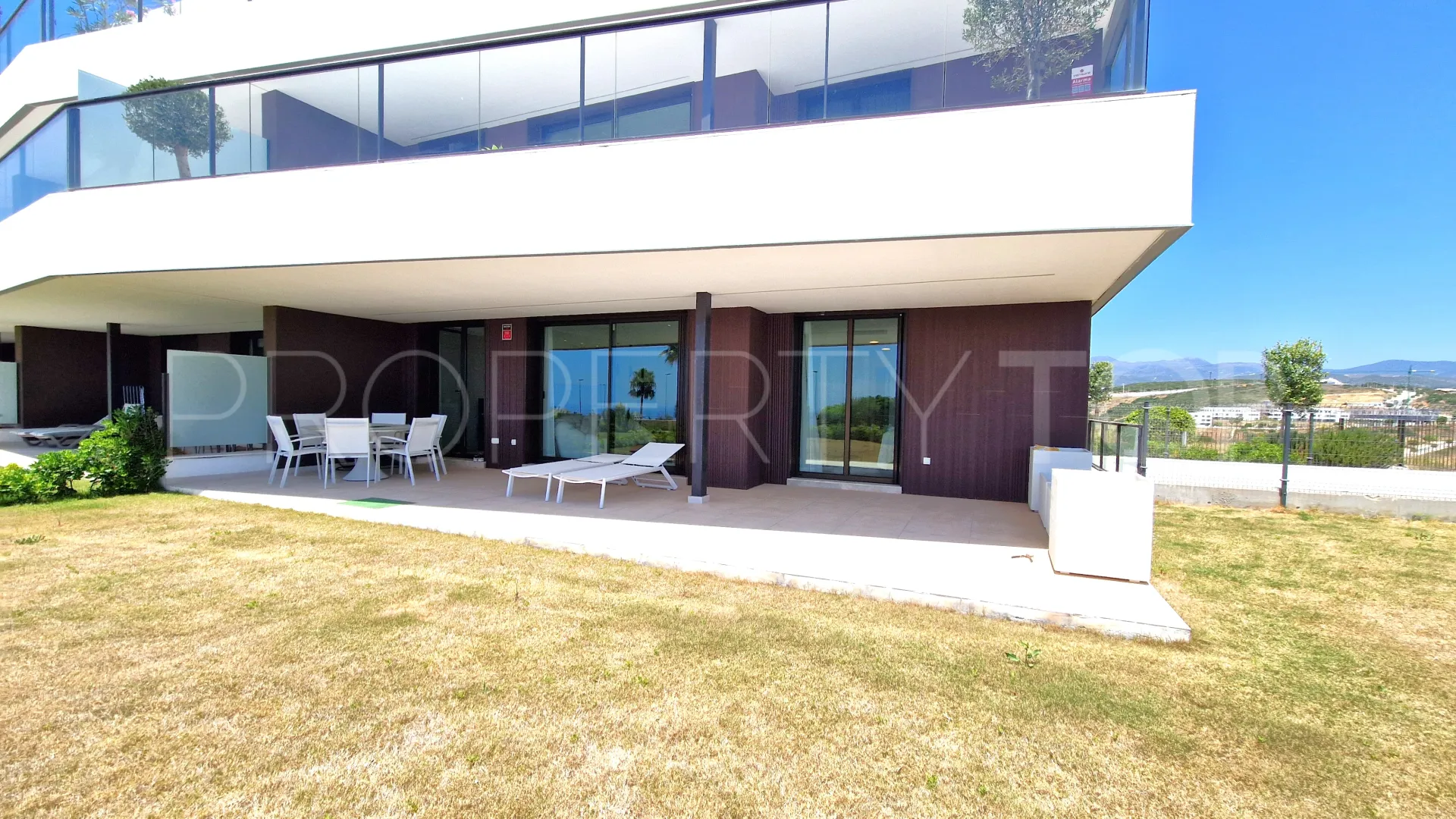 Se vende apartamento planta baja de 3 dormitorios en Camarate Golf