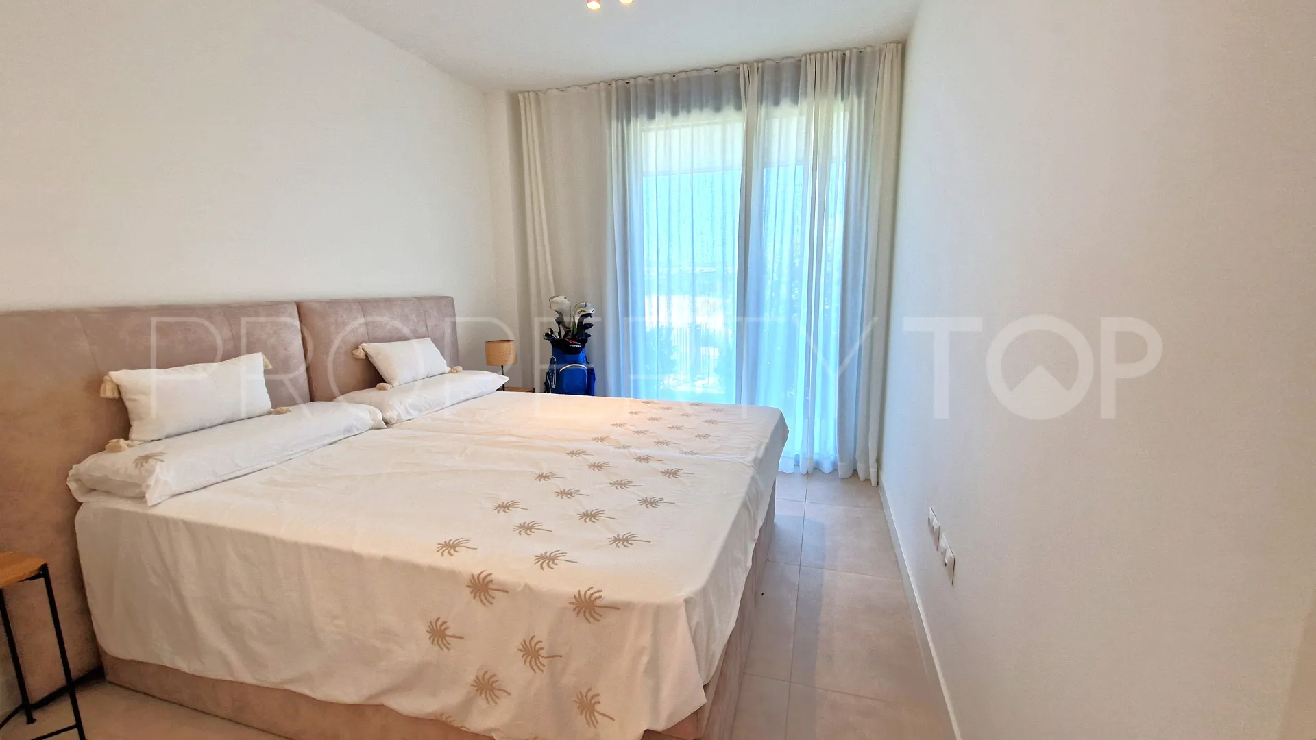 Se vende apartamento planta baja de 3 dormitorios en Camarate Golf