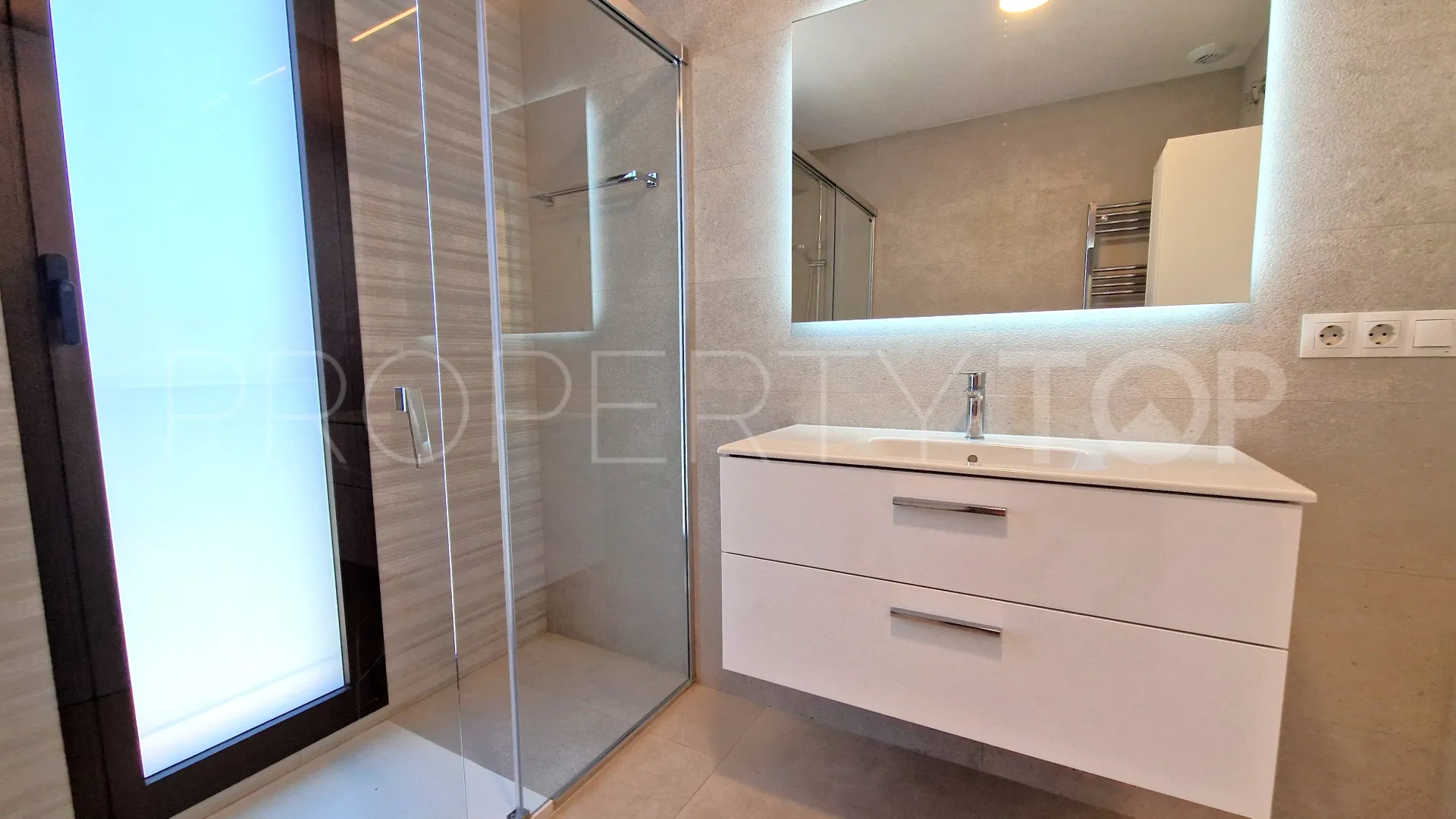 Se vende apartamento planta baja de 3 dormitorios en Camarate Golf