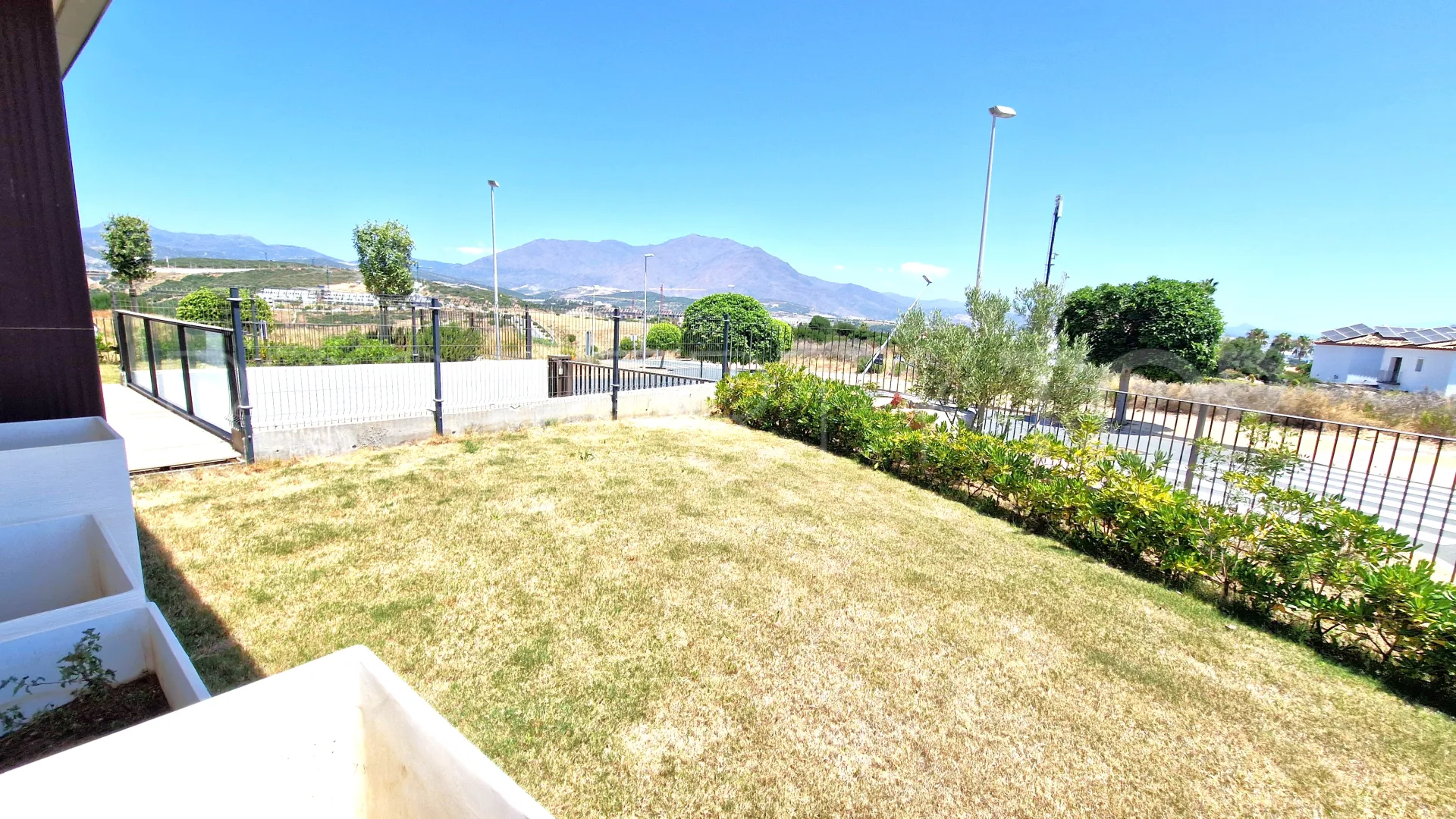 Se vende apartamento planta baja de 3 dormitorios en Camarate Golf