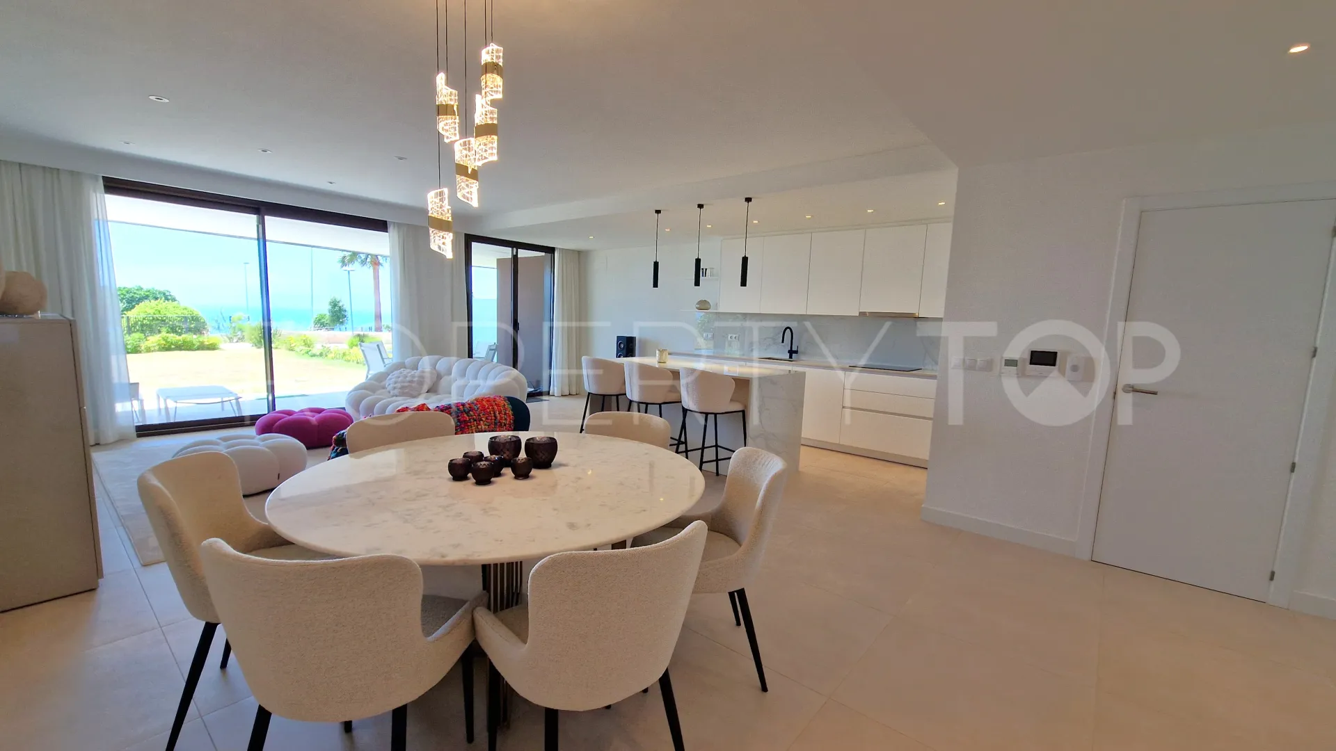Se vende apartamento planta baja de 3 dormitorios en Camarate Golf