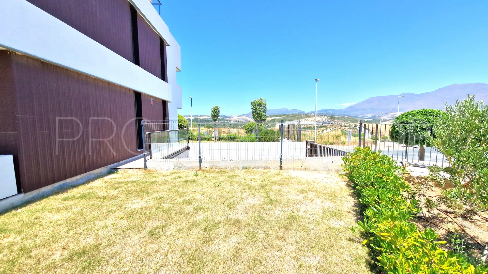 Se vende apartamento planta baja de 3 dormitorios en Camarate Golf