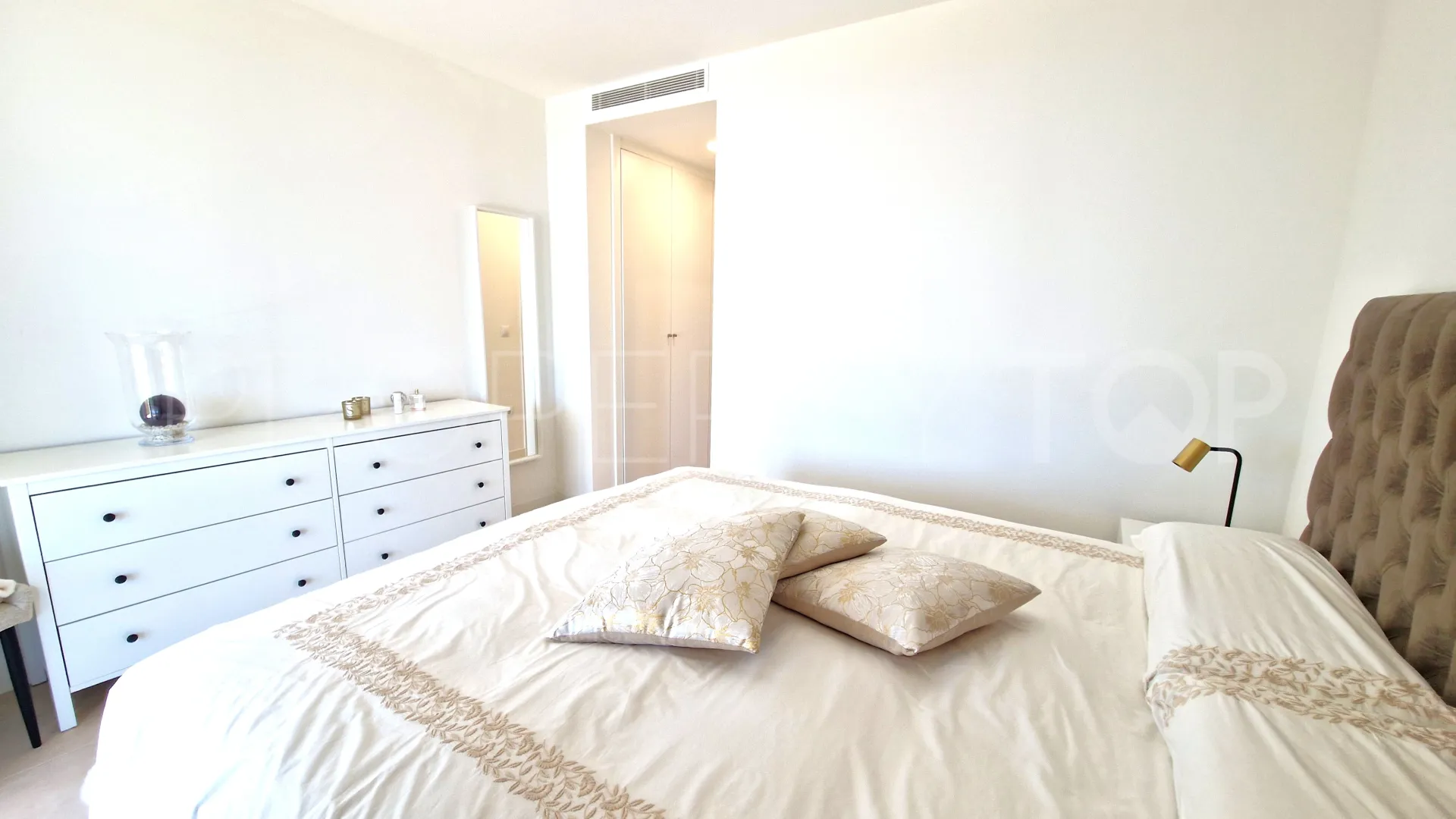Se vende apartamento planta baja de 3 dormitorios en Camarate Golf