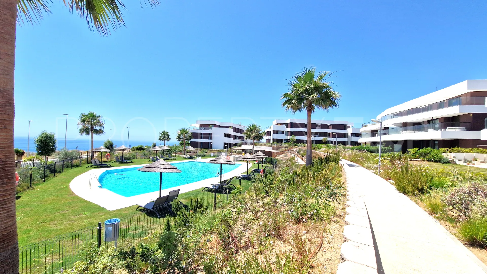Se vende apartamento planta baja de 3 dormitorios en Camarate Golf
