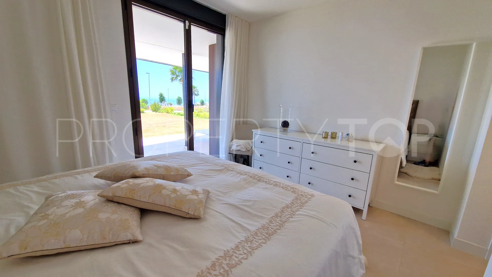 Se vende apartamento planta baja de 3 dormitorios en Camarate Golf
