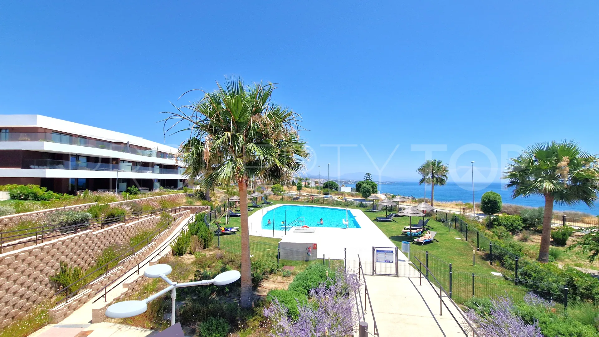 Se vende apartamento planta baja de 3 dormitorios en Camarate Golf