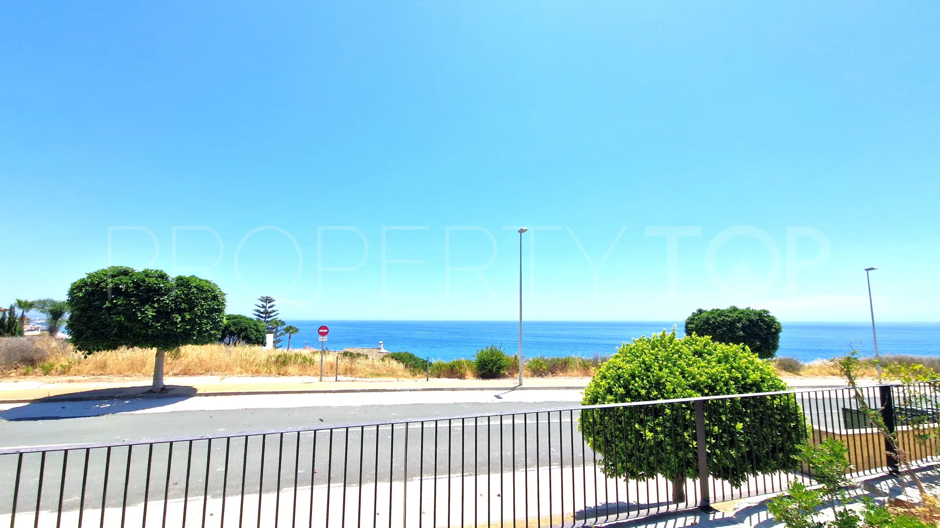Se vende apartamento planta baja de 3 dormitorios en Camarate Golf