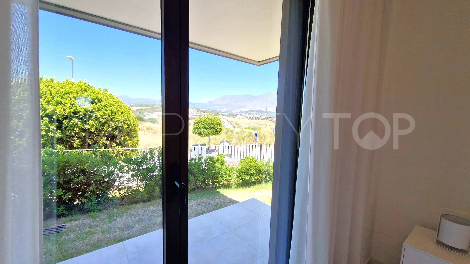 Se vende apartamento planta baja de 3 dormitorios en Camarate Golf