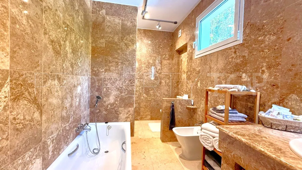 3 bedrooms house in Hacienda Guadalupe for sale
