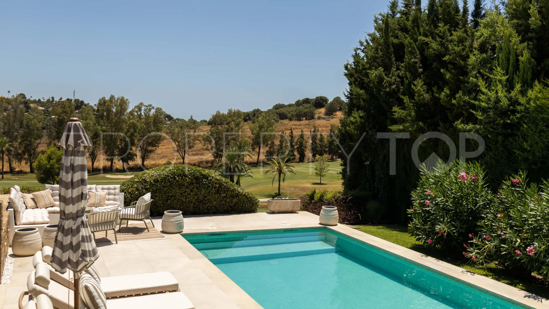 For sale villa in Altos del Paraiso