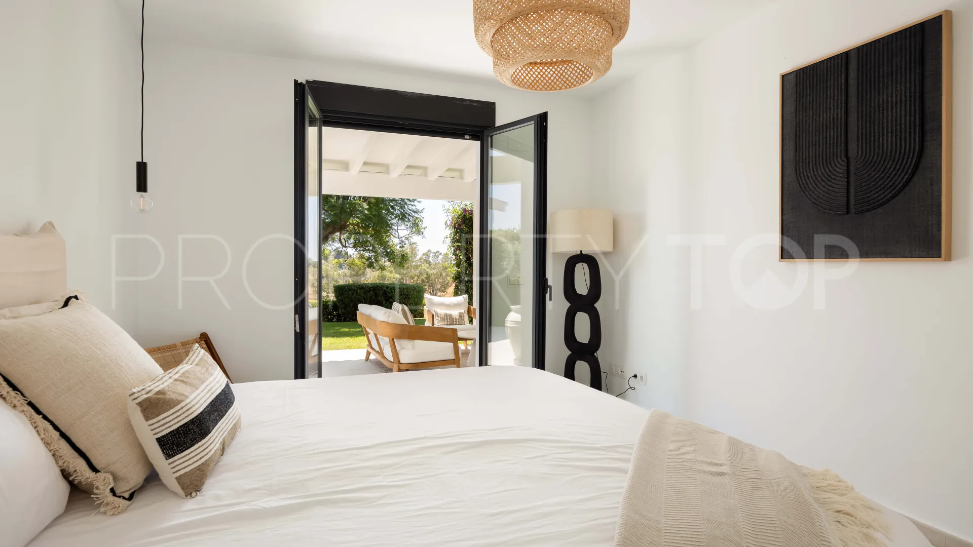For sale villa in Altos del Paraiso