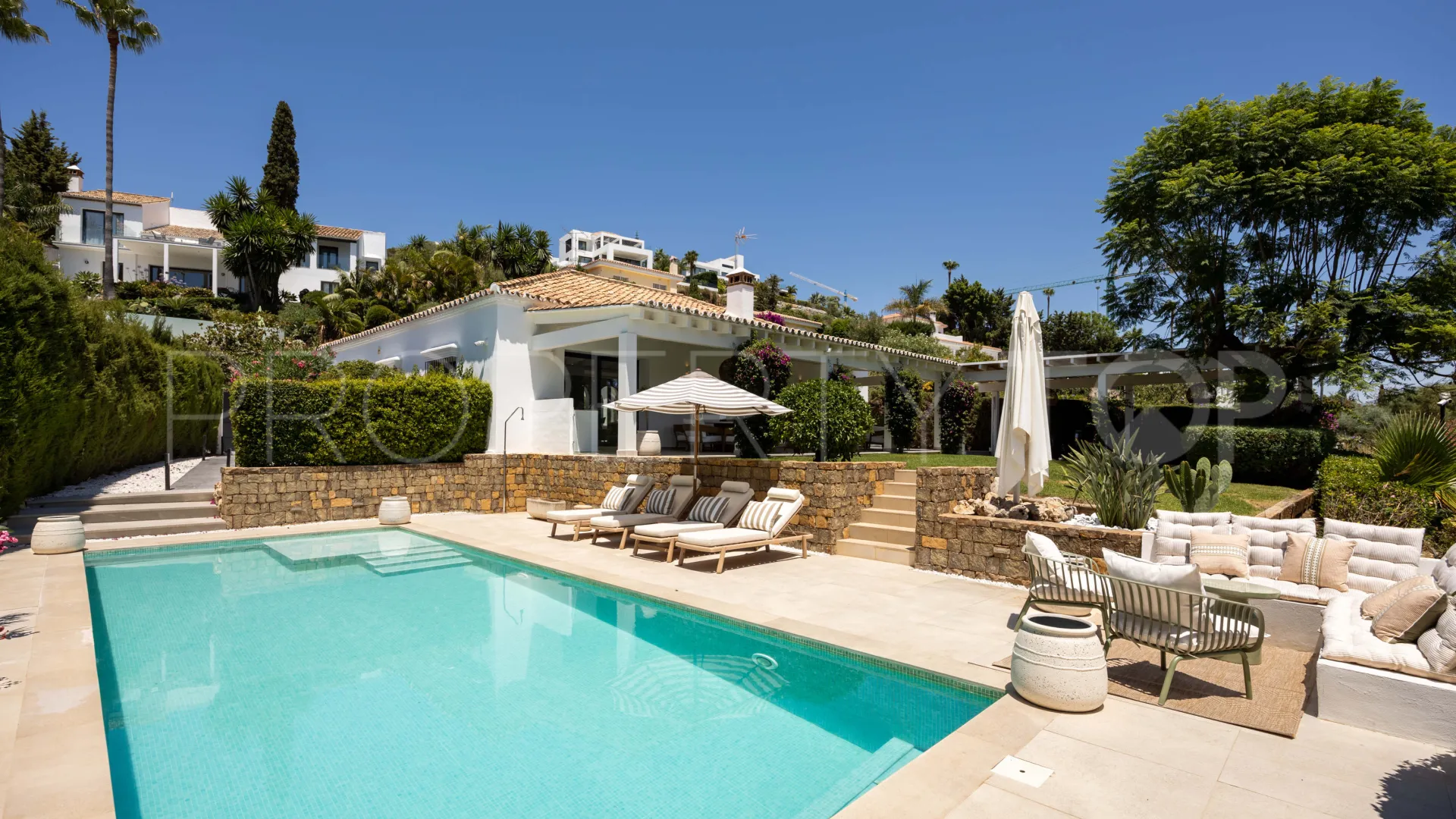 For sale villa in Altos del Paraiso