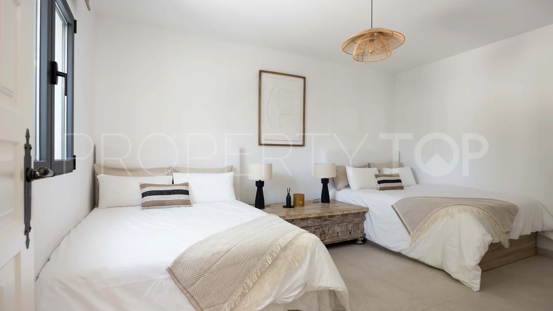 For sale villa in Altos del Paraiso