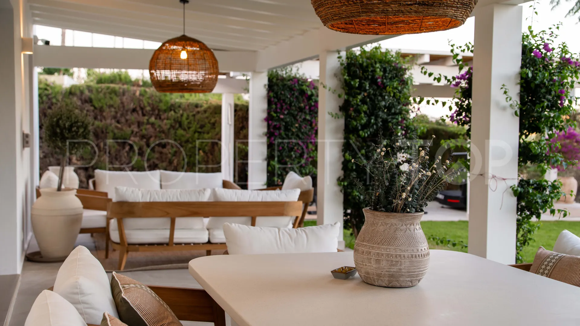For sale villa in Altos del Paraiso