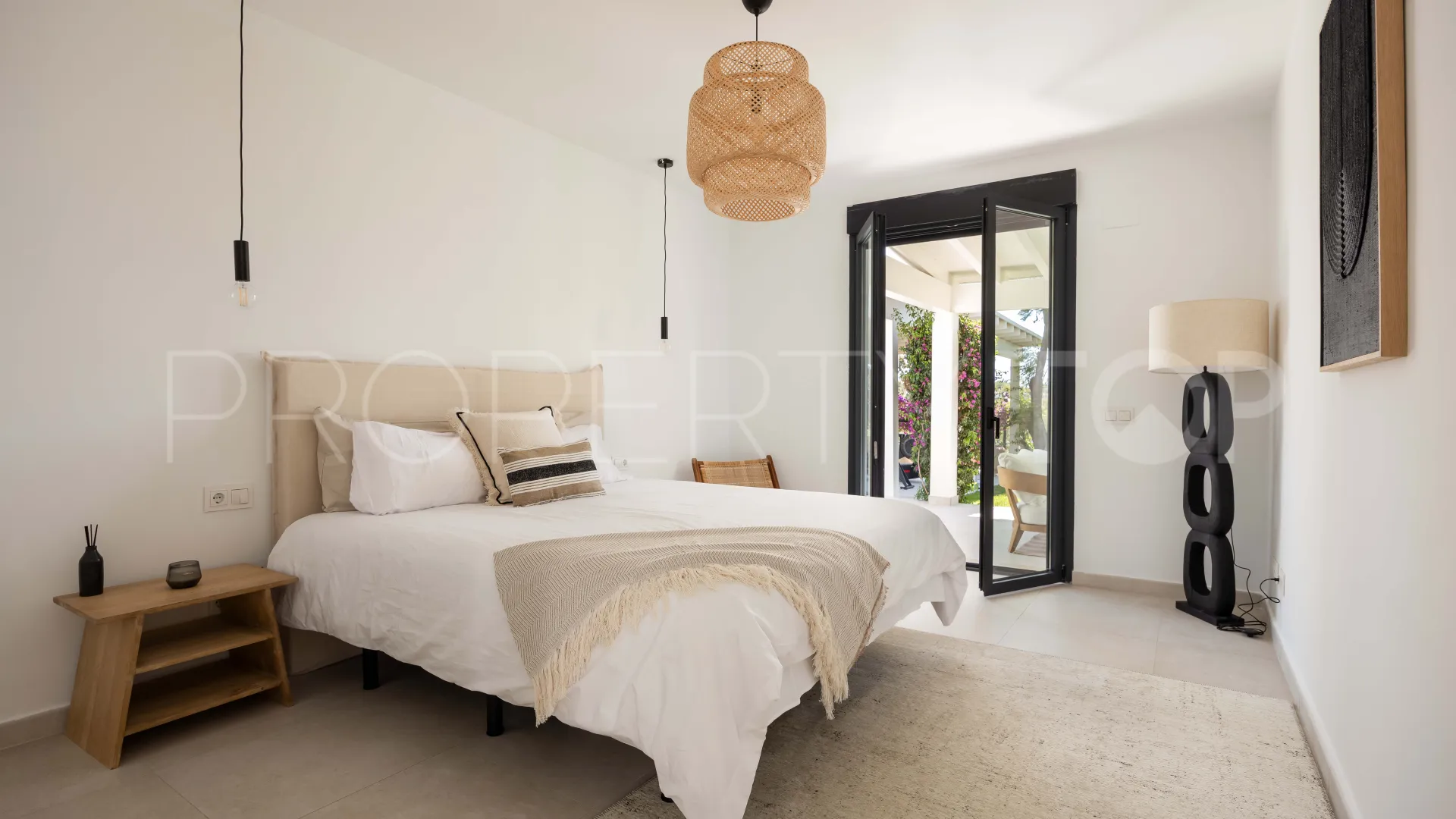For sale villa in Altos del Paraiso