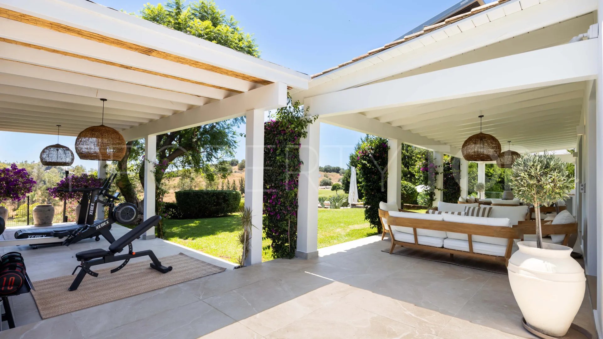 For sale villa in Altos del Paraiso