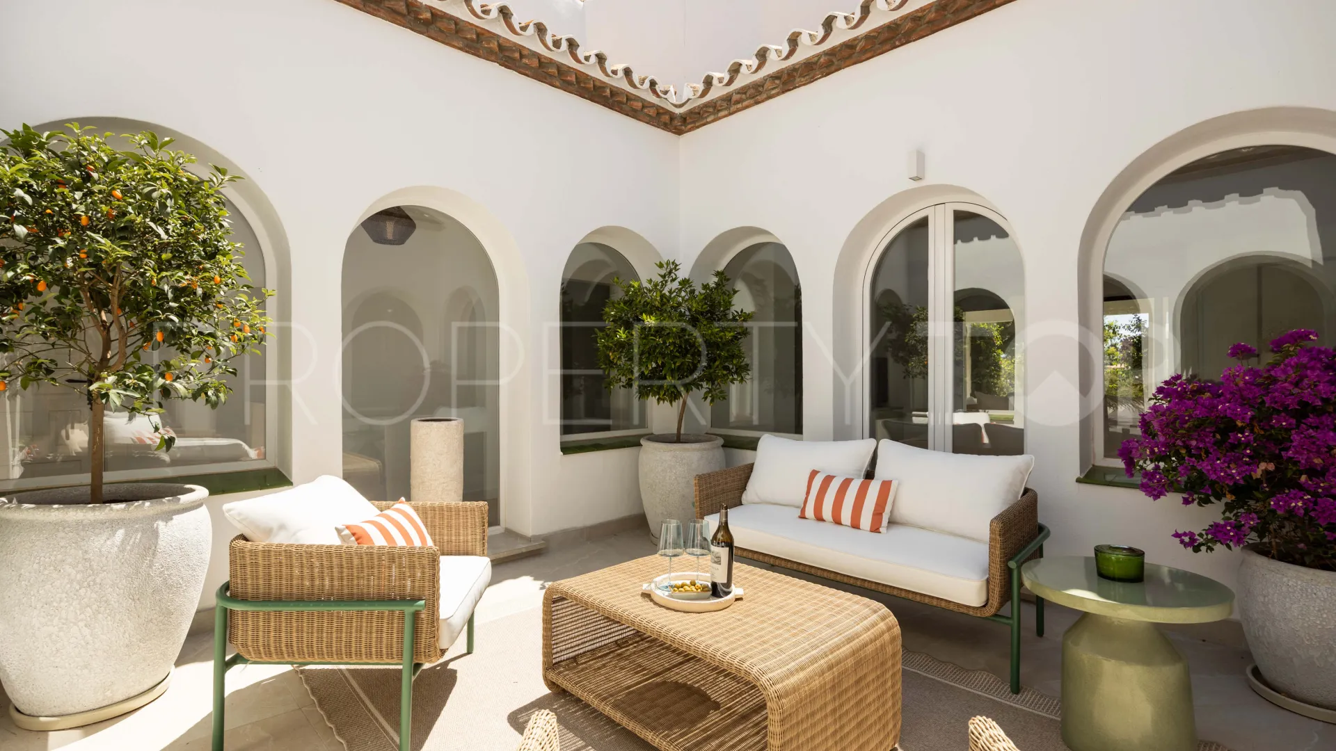 For sale villa in Altos del Paraiso