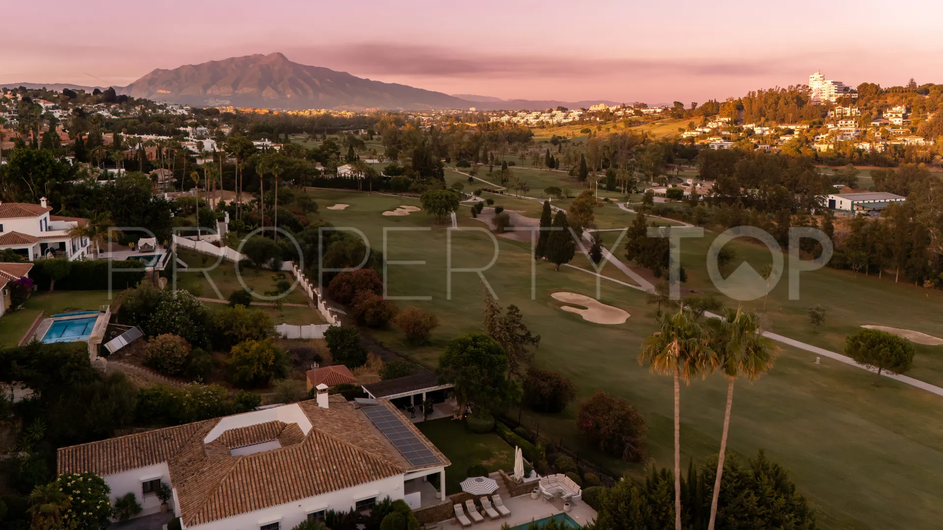For sale villa in Altos del Paraiso
