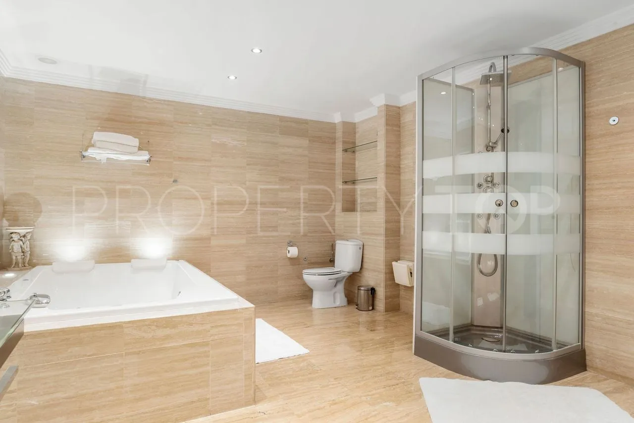 Elviria, villa en venta de 8 dormitorios