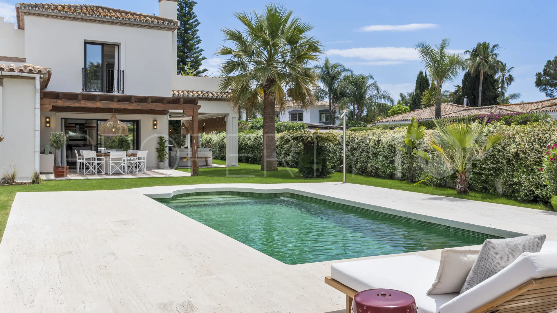 Comprar villa con 6 dormitorios en Casasola