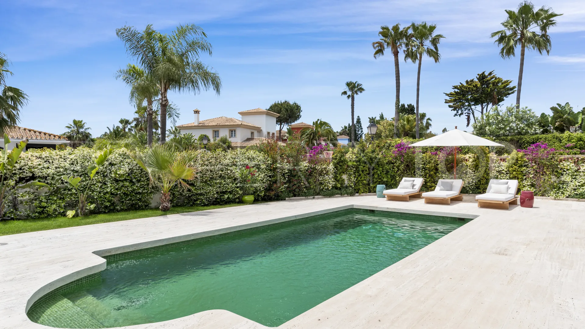 Comprar villa con 6 dormitorios en Casasola